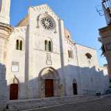 Siamo quindi in piazza Giovanni Paolo II, fulcro del centro storico bitettese. Davanti a noi si erge la chiesa...